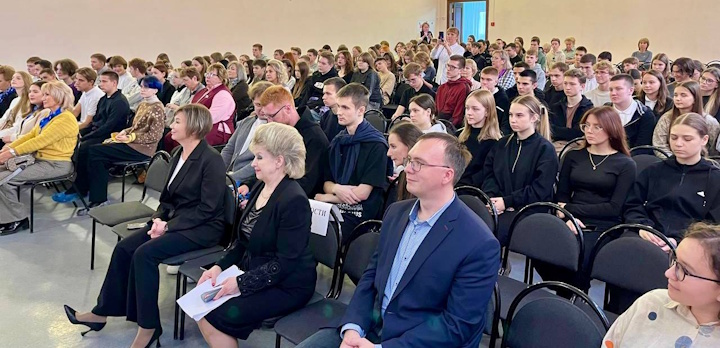 Сегодня в Центре детского творчества города Фурманов прошла профориентационная встреча для школьников.