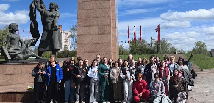 Возложение цветов к памятнику воинов Великой Отечественной войны!