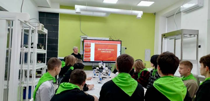 Декан агрофакультета ВГАУ Оксана Галкина провела занятие для учеников агроклассов из Ивановской области в центре «СОЛЯРИС».